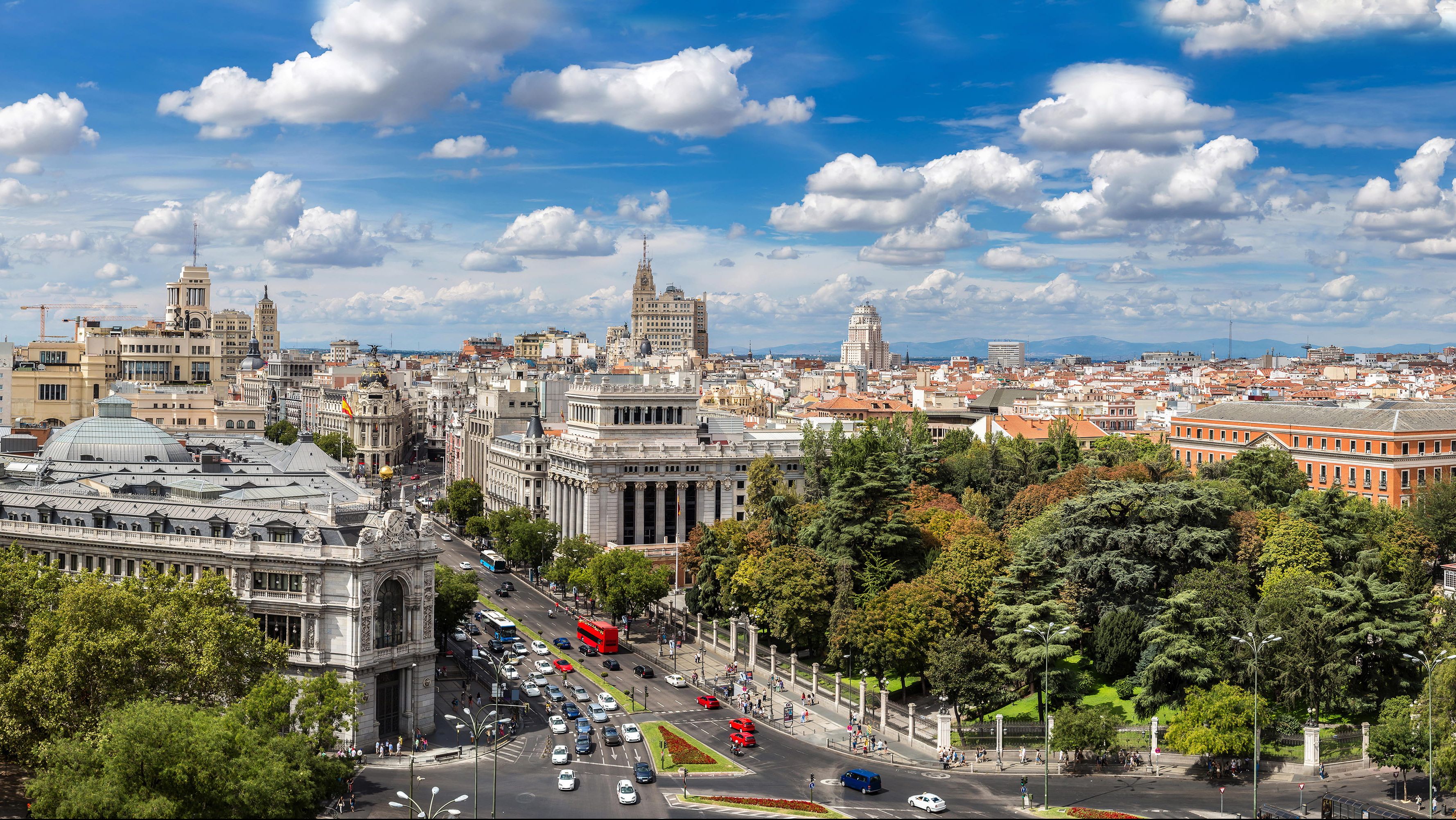 Мадрид экскурсии. Страна города мадрид. Мадрид столица испании. Испания мадрид улочки. Плаза де сибелес мадрид.